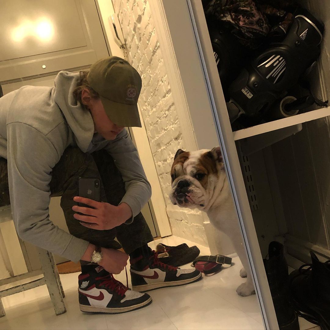 EvakBrasil's tweet photo. Henrik usando Instagram, eu te amo! 🤧 https://t.co/jR8KDtaGp2