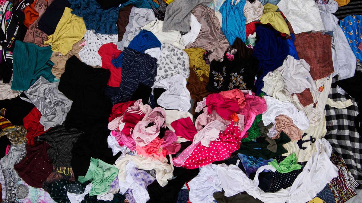 SpecimSpectral's tweet image. Decrease the environmental footprint of fast fashion production by recycling textile waste. The use of spectral imaging enables the identification of different fabrics.

#specimfx17 #textilesorting #recycling #waste #ciruclareconomy #fastfashion specim.fi/hyperspectral-…