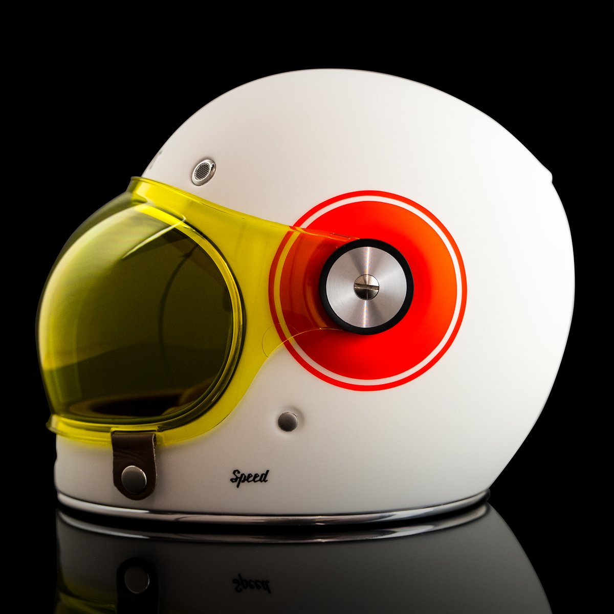 Bell Bullitt Bullseye 🔴 Damn this looks like straight from the past... or the future ?!!😎

#helmade #withpassion #bell #bullitt #bellbullitt #helmetdesign #helmdesign #vintagehelmet #retrohelmet #customhelmet #customized #custompainting