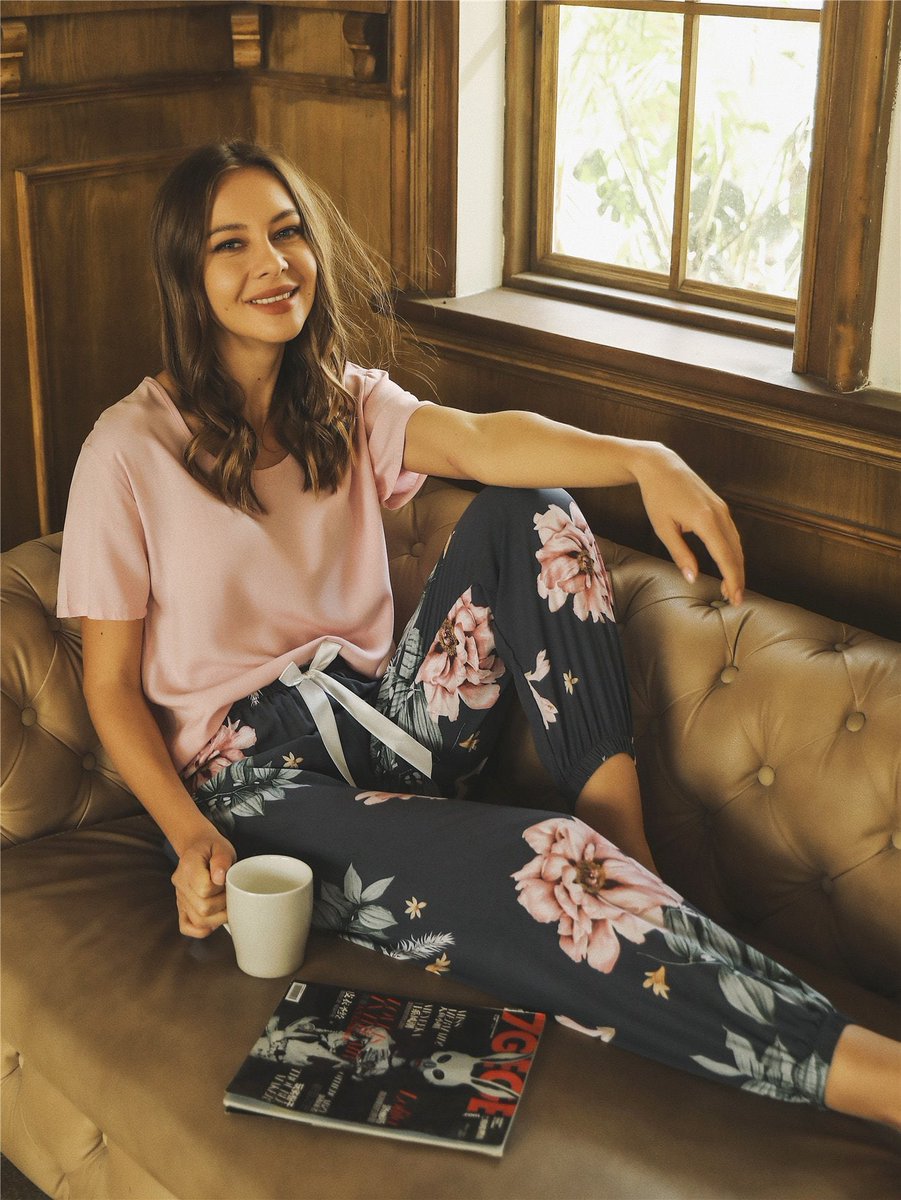shop_gypsy_'s tweet image. Floral Print Knot Front Pajama Set
Get it Now $20.+ Free Shipping 
Shop the Look shop-gypsy.com/products/flora… 

#floralpyjamas #pyjamas #pyjamaparty #alldayparty #reels #selfies #pjsallday #pjs #pjset #photooftheday #lookoftheday #lookbook #shopatgypsy #gypsy #love