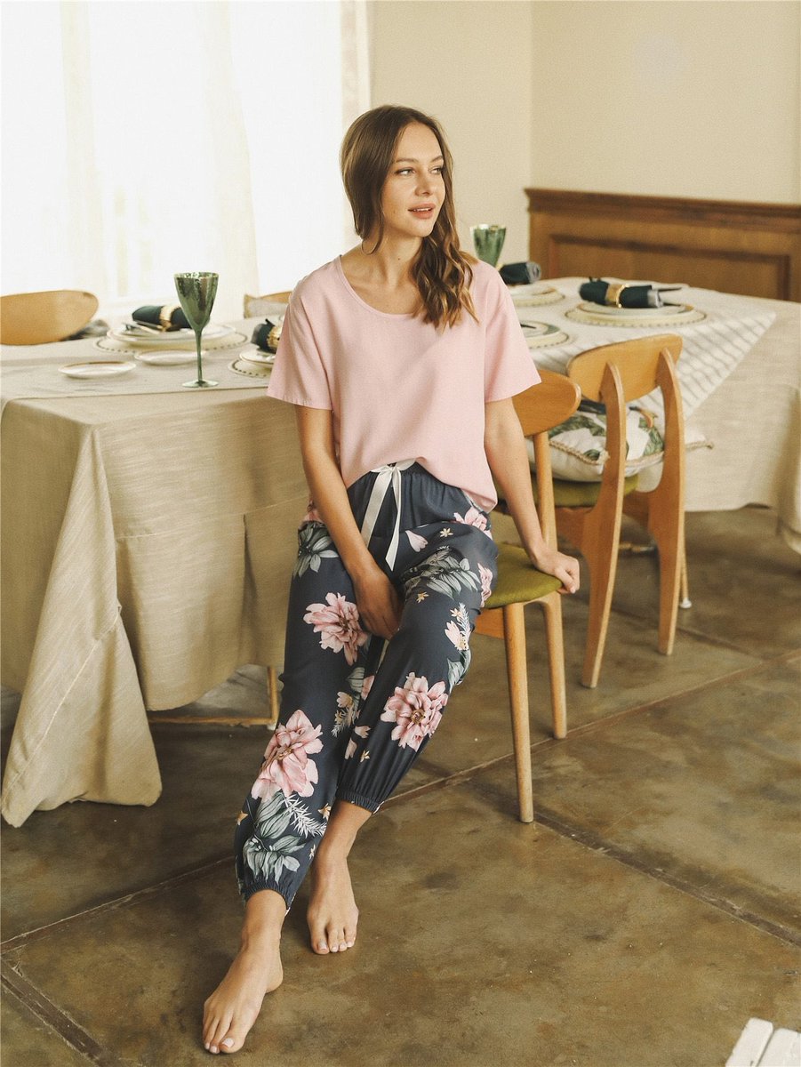 shop_gypsy_'s tweet image. Floral Print Knot Front Pajama Set
Get it Now $20.+ Free Shipping 
Shop the Look shop-gypsy.com/products/flora… 

#floralpyjamas #pyjamas #pyjamaparty #alldayparty #reels #selfies #pjsallday #pjs #pjset #photooftheday #lookoftheday #lookbook #shopatgypsy #gypsy #love