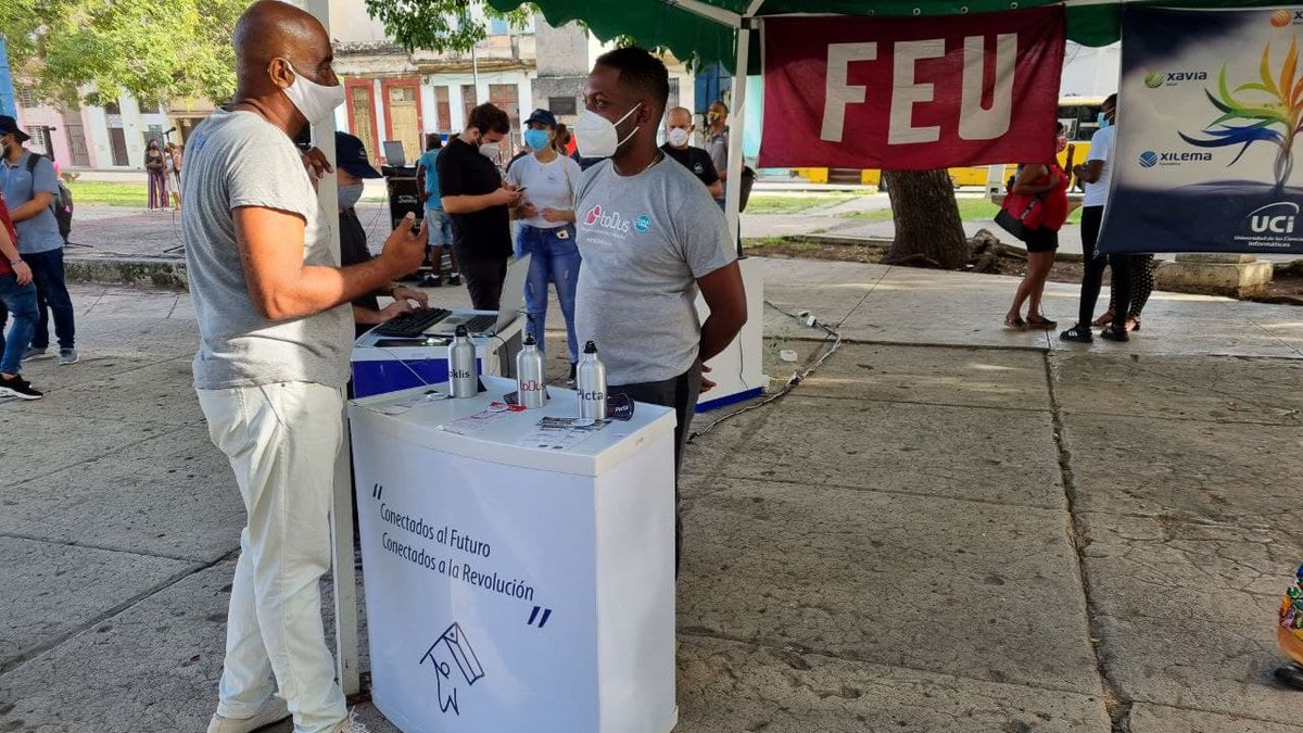 universidad_uci's tweet photo. Nuestros jóvenes son protagonistas de la Feria Universitaria en el Parque Trillo. Vive junto a ellos la alegría, el entusiasmo y el compromiso con la #Revolución. #MiMoncadaHoy #TúEresElPresente #Cuba #PonleCorazón #VictoriaPopular 
#AlMaleconConFidel 
#MiCuba @uci_ujc @raydelmp https://t.co/b2KfQZZ9vy