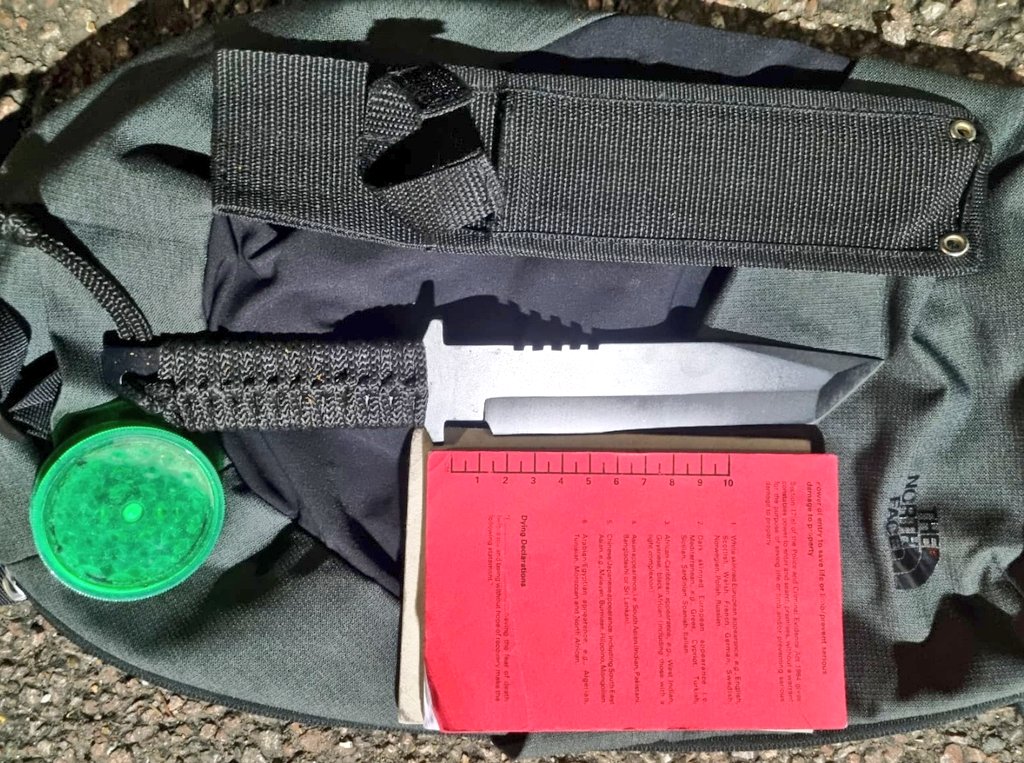 TSG U22 on patrols in @MPSBarnet this week. Smelling cannabis coming from within a males car whilst having a quick chat, a #stopandsearch of his vehicle revealed this weapon! Another life potentially saved #knivesout #HighBarnet