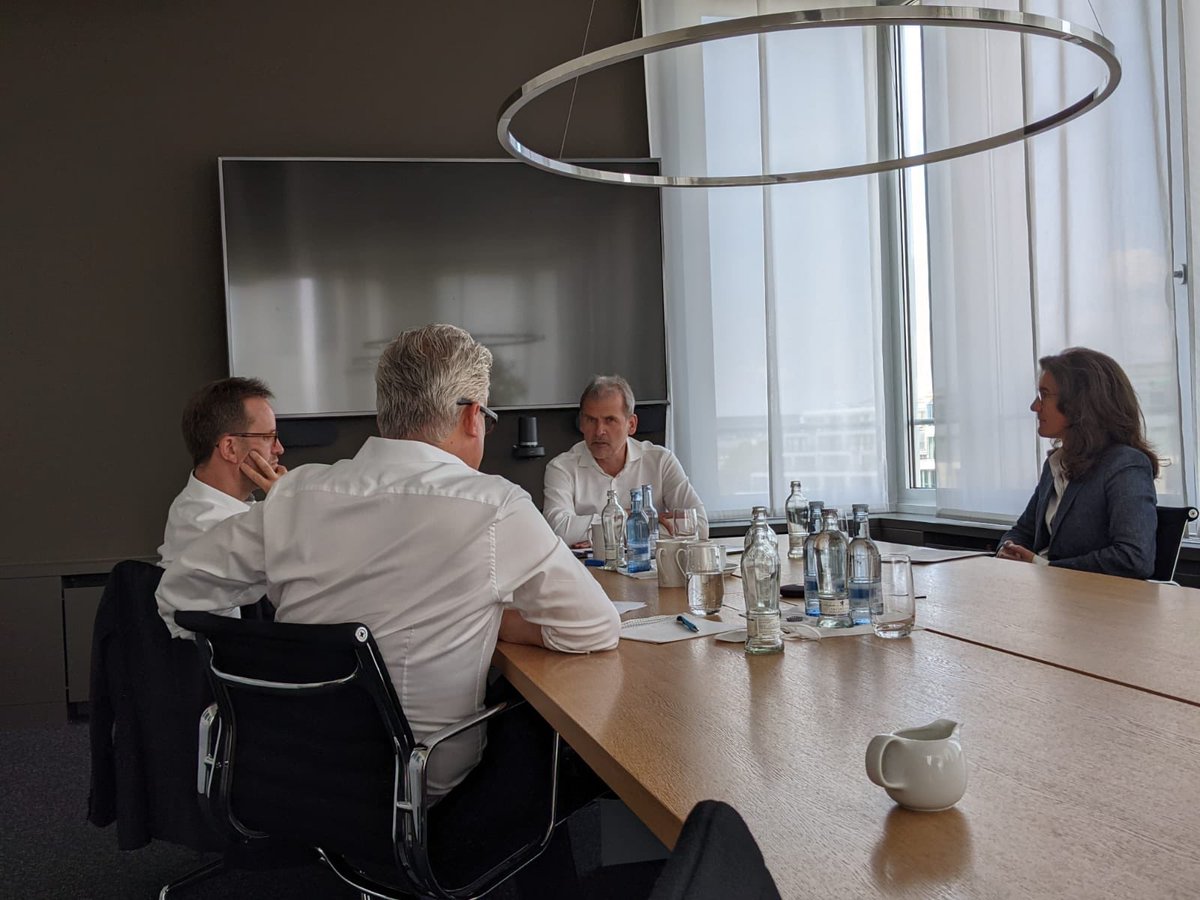 StephanTromp's tweet photo. Danke für Roundtable heute an ⁦@vzbv⁩ ⁦@Klaus_Mueller⁩ ⁦@GoogleDE⁩ ⁦Evelyn Metzen ⁦@handelsjournal⁩ Chefredakteur Mirko Hackmann beim ⁦⁦@handelsverband⁩ 
Tour d‘Horizon Digitalisierung 
Fairer Wettbewerb &amp; Verbraucherschutz gehören zusammen! https://t.co/XHNKgWdgGT