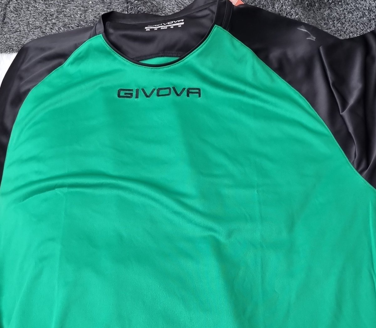 FatzioP's tweet photo. New kits for the boys tonight.....finest Italian polyester 💚🖤 gonna look the part at least.....I'm back in goal for this evening as @Paolomc84 has a night off #catinho #forzafatzio got a couple more ringers in tonight!! What I'd give to have a full squad to pick from 🙈 https://t.co/EobbRONuG4