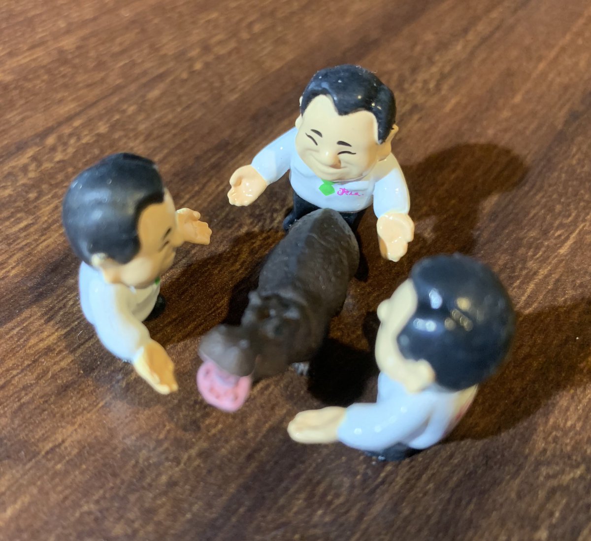 QUOMAT02's tweet photo. ずーっとおこもりで仕事している自分にとって癒しはお風呂に入れるバスボール。

すしざんまいのバスボール買ったら社長御三方、マグロ2体だったので、誕生日にもらった動物人形と一緒に遊ばせてみました。

#ここまで来ると末期 #すしざんまい #式守伊之助をイメージ #金色の社長出るまでやります https://t.co/dI6UTGPAa5