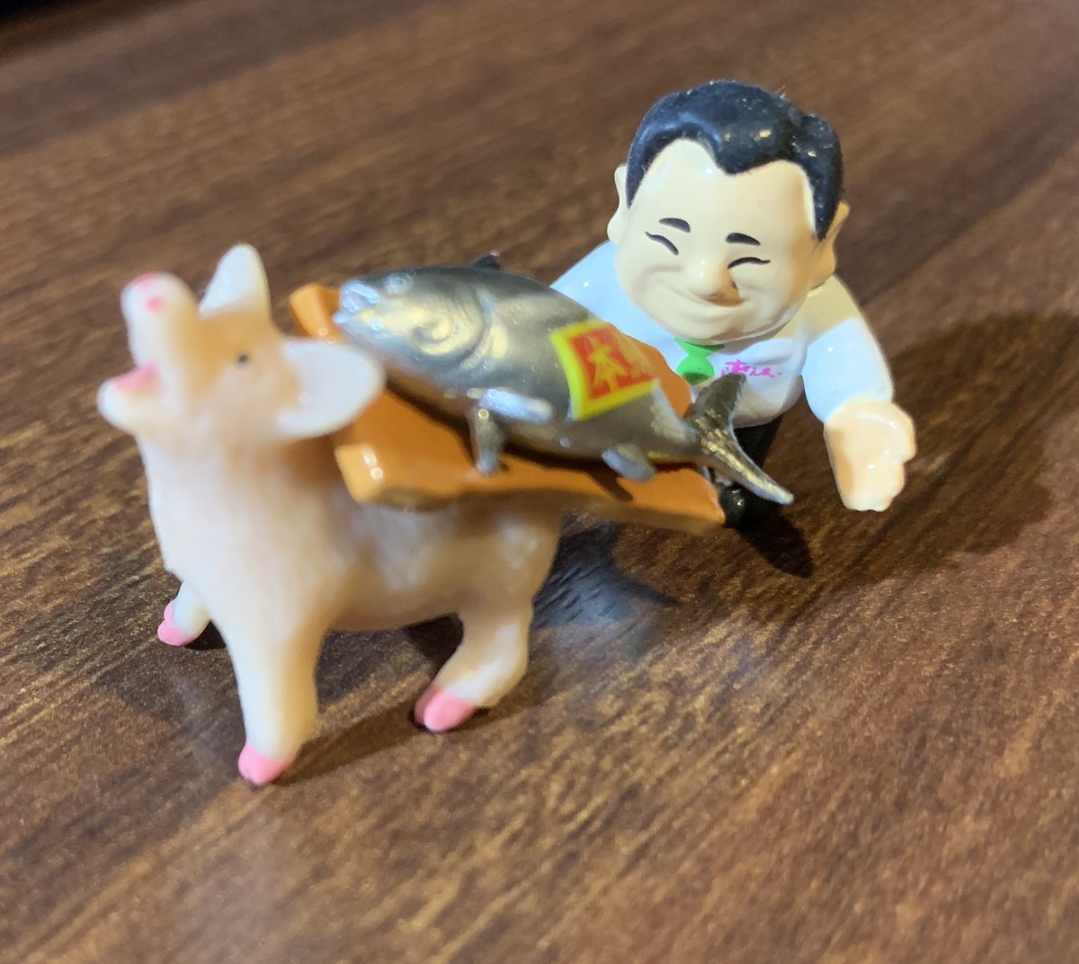 QUOMAT02's tweet photo. ずーっとおこもりで仕事している自分にとって癒しはお風呂に入れるバスボール。

すしざんまいのバスボール買ったら社長御三方、マグロ2体だったので、誕生日にもらった動物人形と一緒に遊ばせてみました。

#ここまで来ると末期 #すしざんまい #式守伊之助をイメージ #金色の社長出るまでやります https://t.co/dI6UTGPAa5
