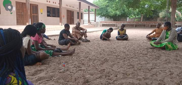 ilewabj's tweet photo. Le débat est ouvert sous l'arbre à palabres.🤩
Partage d'expérience sur la sexualité des jeunes et dialogue parents-enfants.
Nos participants prennent la parole à tour de rôle sans tabous.
@FilleDuMondeFDM
#cliven https://t.co/D1vw15fYKx