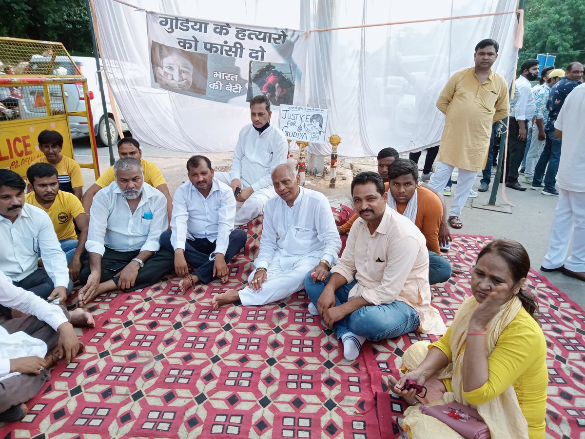 BalmikiButana's tweet photo. दिल्ली कैंट में वाल्मीकि समाज की 9 साल की बच्ची गुड़िया से बलात्कार ओर जिंदा जलाने वाले दरिंदो के खिलाफ फांसी की मांग करता वाल्मीकि समाज ओर आपका भाई राजू बुटाना https://t.co/z7R2Hcyh2q