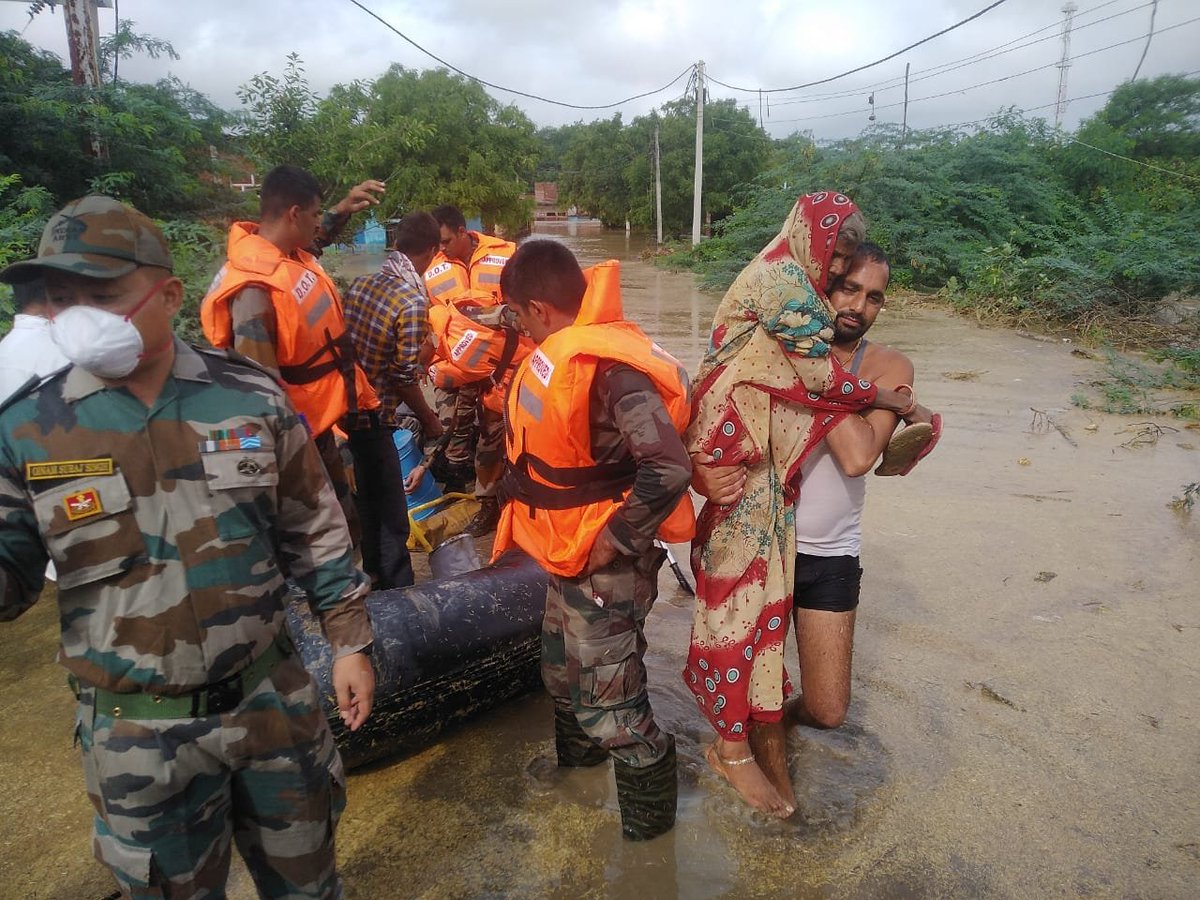 IaSouthern's tweet photo. Flood Relief Columns of #Shahbaaz division #Sudarshanchakra corps carried out rescue ops  to provide relief to civil population and saved over 400 precious lives at #Bhitarwar #Bhind #Morena #Pali  in #MadhyaPradesh. 
#wecareforyou https://t.co/U0wPEL4FPU