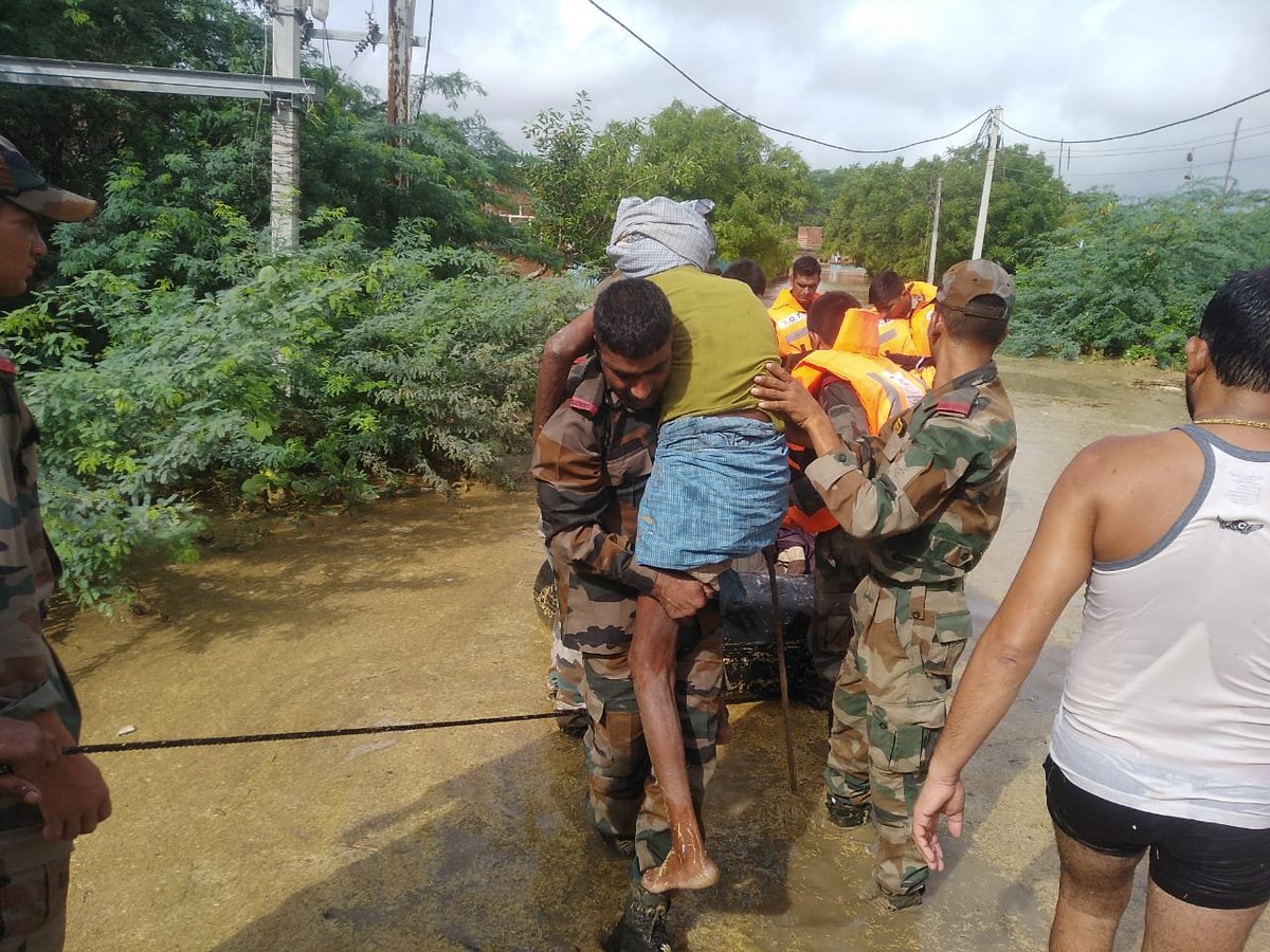 IaSouthern's tweet photo. Flood Relief Columns of #Shahbaaz division #Sudarshanchakra corps carried out rescue ops  to provide relief to civil population and saved over 400 precious lives at #Bhitarwar #Bhind #Morena #Pali  in #MadhyaPradesh. 
#wecareforyou https://t.co/U0wPEL4FPU