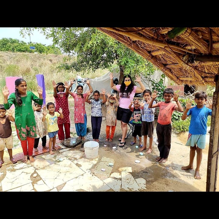 SorenBulbul's tweet photo. हाथ धोने के बाद कोरोना करेगा Hands up in the Slums with Voice Brand Ambassador @vjaman @aashmanfoundation #vjaman #handwash #soapbankcampaign #aashmanfoundation #teamaashmanfoundation https://t.co/5j5bzYu5AN