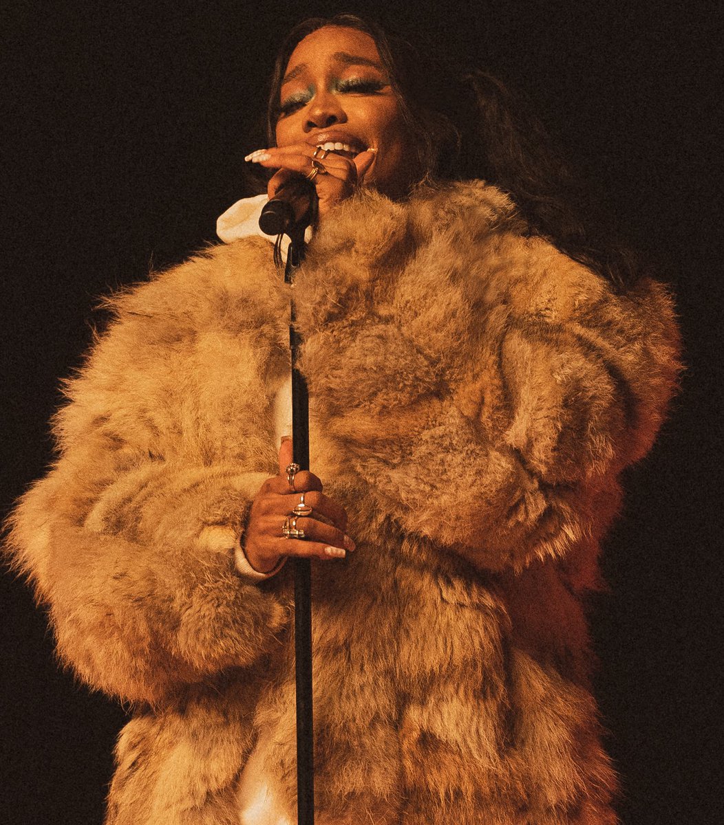 livenowglobal's tweet photo. 🖤 @sza dazzled during her performance and that includes her alluring outfit choices 🖤 https://t.co/AVETqIc0Qn