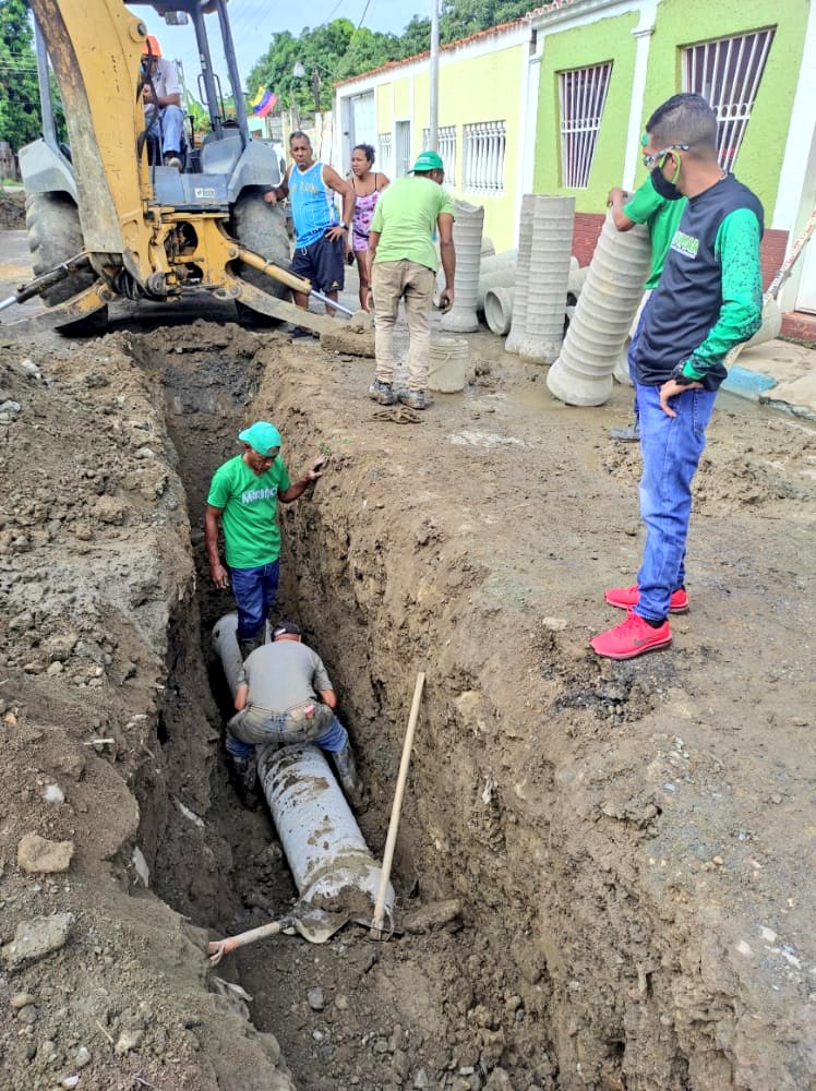 johanitakenpo's tweet photo. #5Ago | ¡Feliz Jueves! Avanzan los trabajos de sustitución de 64 metros de colector de aguas servidas de 12" en la calle Araguaney de la comunidad Sixto Taborda. Trabajos que desarrollamos a propósito del plan de mejoramiento de la red de drenaje en el municipio #BolívarSoberano https://t.co/66kS7G7Wev