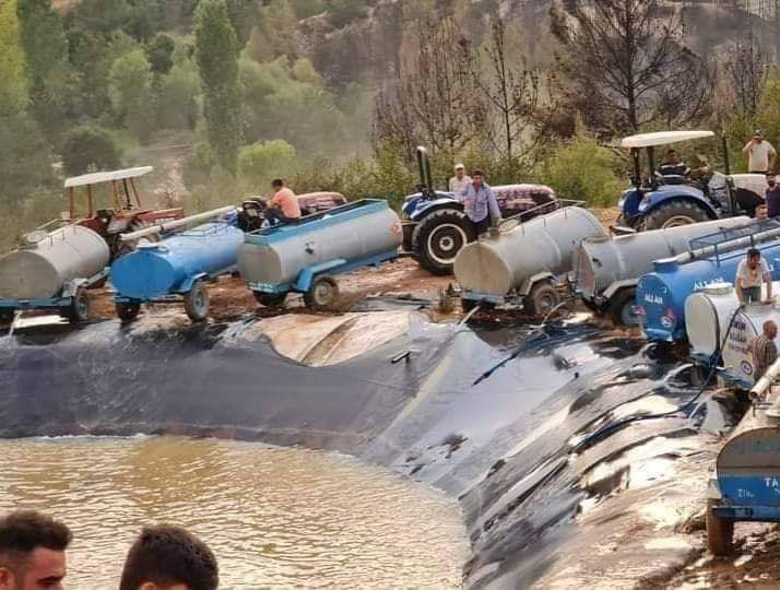AysfrkK's tweet photo. Helikopter su alsın diye suyu azalan gölete traktörleriyle su taşiyan yöre halkı .."Ahh benim güzel Ülkemin güzel milleti"... https://t.co/VdAXo7xVFI