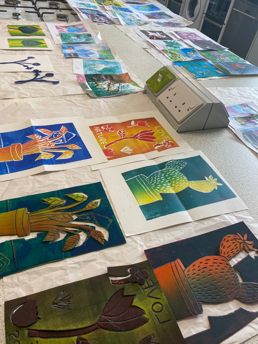 Screenprinting tote bags and two colour plant designs 

Last day of our 4 day printmaking programme for 11-16 year olds exploring nature. 

What LOVELY young artists!!

<a href="/Mbilla_Arts/">Mbilla Arts</a> <a href="/wfcouncil/">Waltham Forest Council</a> @WFculture19