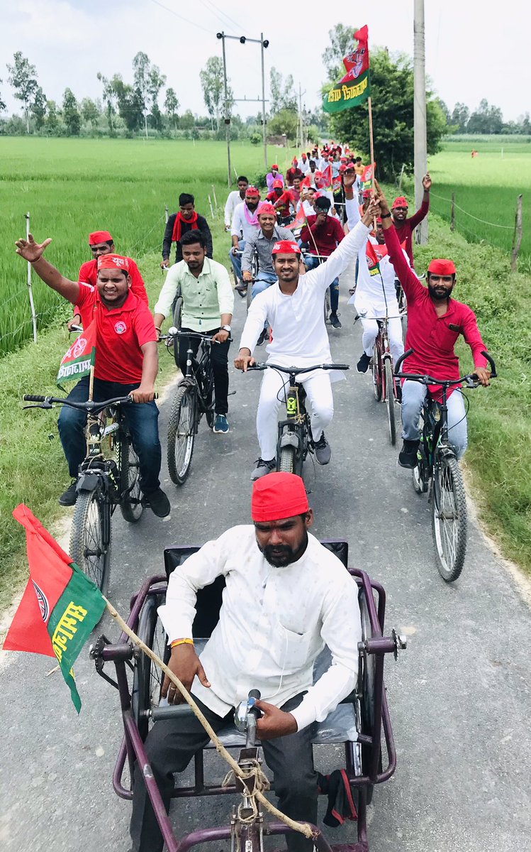 समाजवादी पार्टी के राष्ट्रीय अध्यक्ष जी मा0 @yadavakhilesh जी के निर्देश पर छोटे लोहिया के नाम से विख्यात स्वर्गीय जनेश्वर मिश्रा जी की जयंती के उपलक्ष्य पर 15 किलोमीटर की दूरी तय कर साइकिल यात्रा के माध्यम से भव्य जयंती समारोह का आयोजन किया गया !

@SarojYadavsp @BrajeshYadavSP