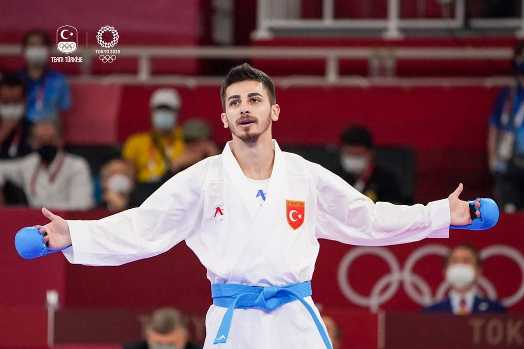 #Tokyo2020 'de kumite -67 kg finalinde 🥈gümüş madalya kazanan 🇹🇷Milli karatecimiz Eray Şamdan'ı tebrik ediyoruz.  #OlimpiyatOyunları'nda karatedeki ilk madalyamızı ülkemize getiren Şamdan'a bizlere yaşattığı gurur için teşekkür ediyoruz. 👏