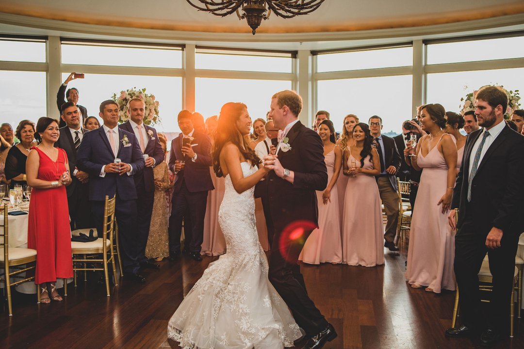 megheriot's tweet photo. Nothing like the sun peeping in on your first dance!!! 
•
 #megheriot
#megheriotphotography
#firstdance
#firstdancevibes
#sunset
#weddingsunset
#oceancliff 
#newportmansion
#newport
#rhodeisland
#newportbride
#simplystunning 
#weddingphotographer
#wedding
#weddingphotography
#n https://t.co/ZbPdpv3c5u