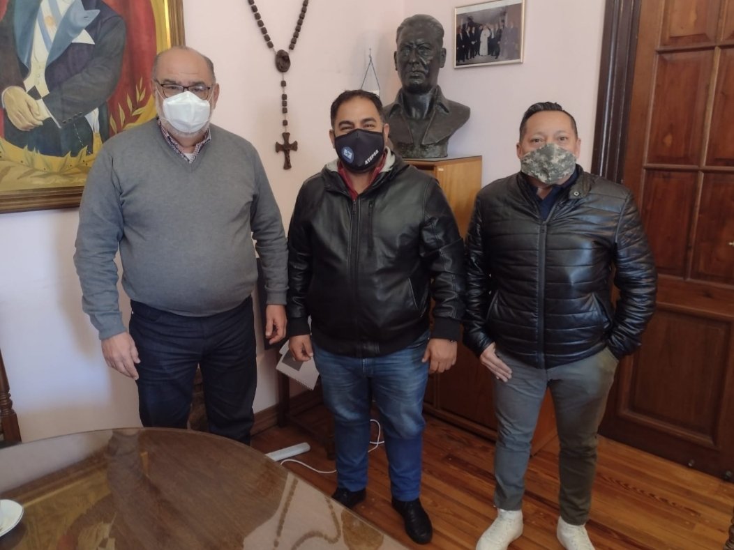 Julio Castro, en su carácter de Sec Gral de la #CGT Regional del Gran La Plata se reunió con <a href="/DoinoJonatan/">Jonatan Doino</a>, Sec Gral de <a href="/ATEPSA_Nacional/">ATEPSA</a> para charlar sobre temas referentes al aeropuerto de La Plata y la necesidad de incrementar la actividad aerocomercial de pasajeros y de carga.