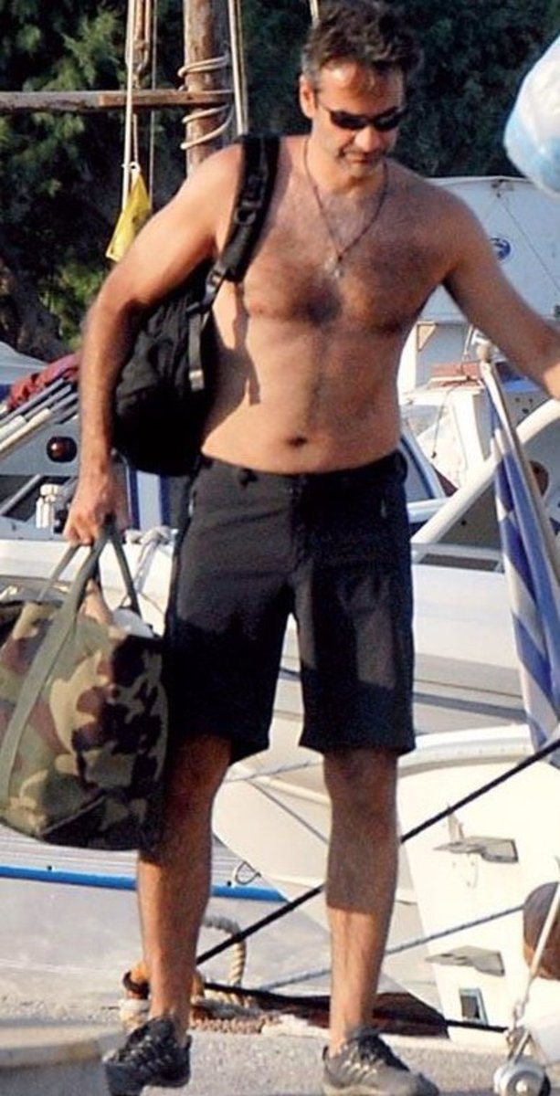AfroditiBoura's tweet photo. This is the greek @PrimeministerGR while the whole Greece is on fire! The solution is evacuation cuz they gave millions to media to present him as successful! 
Fuck you asshole! 
#PrayForGreece #Μητσοτακη_γαμιεσαι #Μητσοτακη_καθαρμα #μητσοτακη_παραιτησου #μμε_ξεφτιλες https://t.co/pDBbkweIat