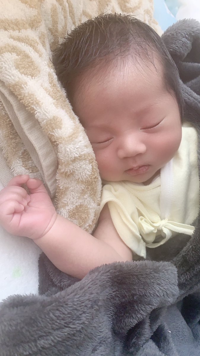 ししゃも 日中起きててくれれば良いのに昼夜逆転してるよ僕ちゃん 毎晩この時間帯の寝グズが凄いんよ 新生児 なのにおしゃぶりで1発で泣き止むおしゃぶり効果凄いな 新生児ってこんなおしゃぶりがっついてたっけ Wwそれにしても可愛い過ぎるよ我が息子