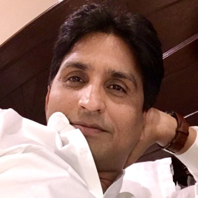 DrKumarVishwas's tweet photo. “खुद को तबाह करना है यूँ दरमियाँन में,
बस जान डाल देनी है लफ़्ज़ों की जान में,
हमने भी सिर्फ खिड़कियाँ खोली तो क्या किया ?
कुछ आसमाँ भी जोड़ने हैं आसमान में..!”❤️
#NewProfilePic https://t.co/1vlgf8CgEs