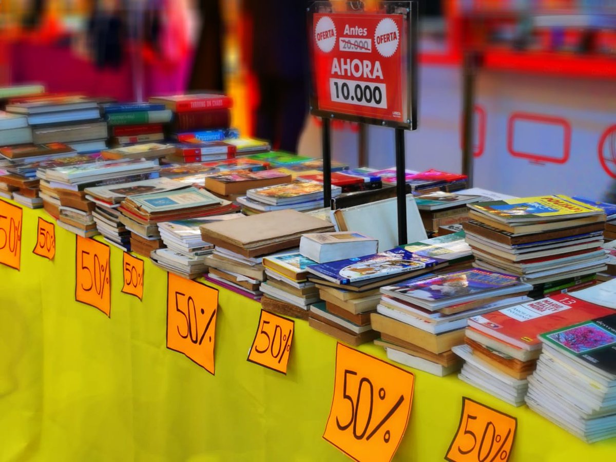 ferbenitez_ok's tweet photo. En el Mall Excelsior (planta baja) estamos rematando libros a G. 10.000 📚 tenemos una mesa completa con esta oferta y otras 5 más con diferentes opciones. Pasen pues. Hasta el domingo. Cualquier consulta 📲0991231561 https://t.co/y2mv5F2EWq