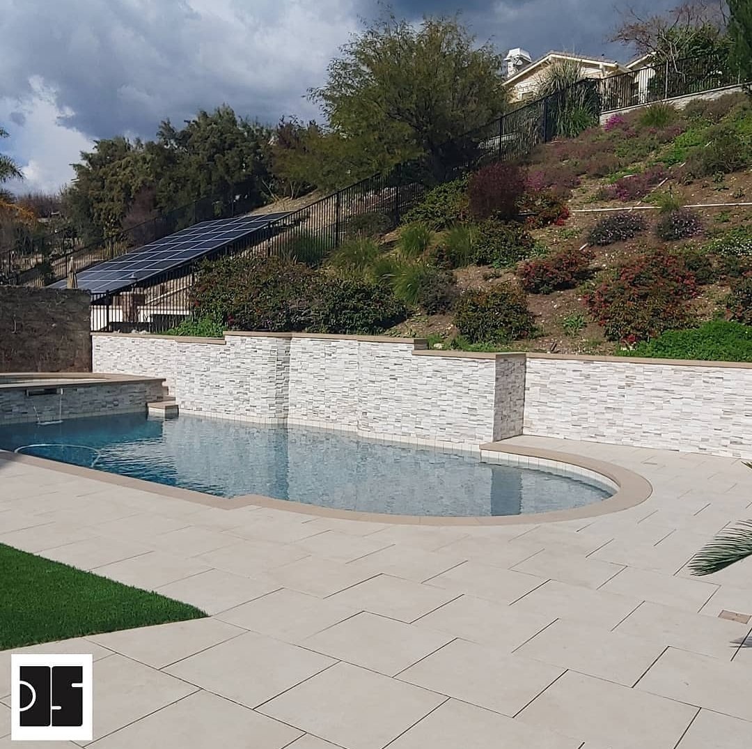 PeraTile's tweet image. ❤️ All about the clean lines.

We love this backyard pool and patio design using our DreamScapes Collection Ivory Limestone 24X24 pavers.

Learn More 👇

peratile.com/products/colle…