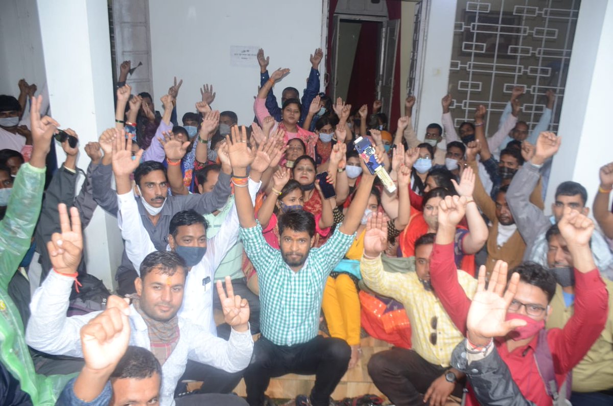 tKOTjXaSPcZSGuu's tweet image. तुम अन्याय करो, हम सड़कों पर इंकलाब लिखेंगे..✊
#5अगस्त_आतिथिशिक्षक_आंदोलन
@aajtak @DainikBhaskar @digvijaya_28 @Anurag_Fire @ChouhanShivraj @INCMP @Indersinghsjp @sajjanvermaINC @BansalNewsMPCG