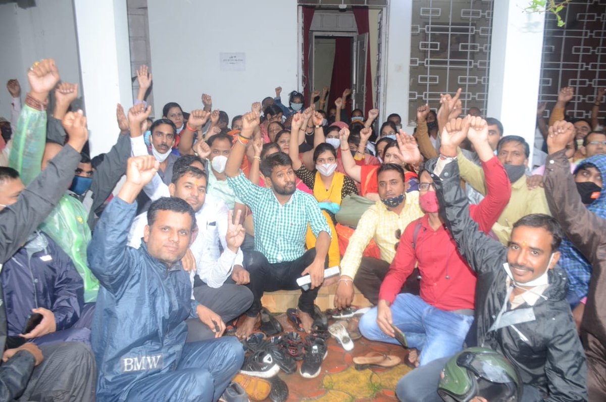 tKOTjXaSPcZSGuu's tweet image. तुम अन्याय करो, हम सड़कों पर इंकलाब लिखेंगे..✊
#5अगस्त_आतिथिशिक्षक_आंदोलन
@aajtak @DainikBhaskar @digvijaya_28 @Anurag_Fire @ChouhanShivraj @INCMP @Indersinghsjp @sajjanvermaINC @BansalNewsMPCG