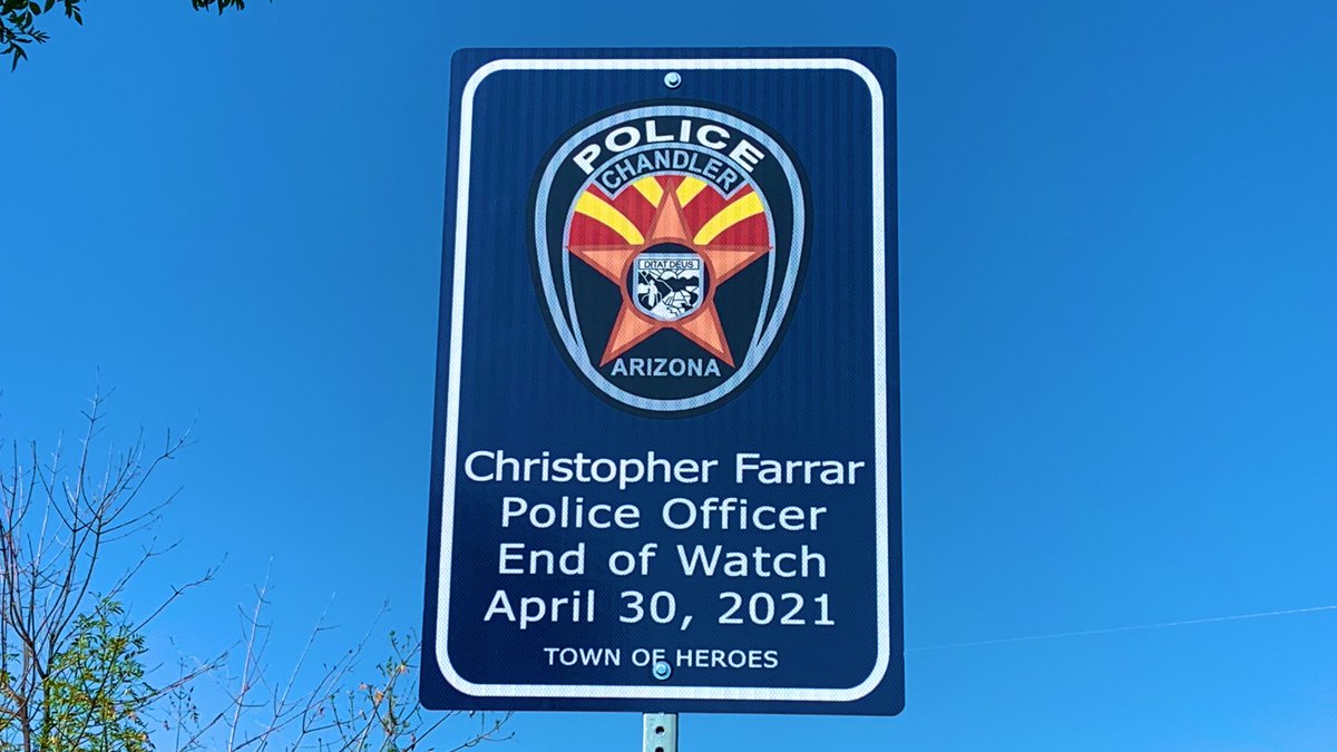 ChandlerPolice's tweet photo. Honoring fallen #ChandlerPD Ofc Chris Farrar this morning outside @santanford with an EOW sign. Special thanks to @GilbertPolice and @GilbertYourTown. #NeverForgotten #NeverForget https://t.co/A3FGvLEROq