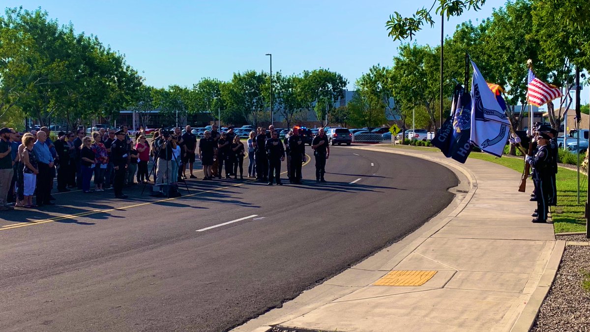 ChandlerPolice's tweet photo. Honoring fallen #ChandlerPD Ofc Chris Farrar this morning outside @santanford with an EOW sign. Special thanks to @GilbertPolice and @GilbertYourTown. #NeverForgotten #NeverForget https://t.co/A3FGvLEROq