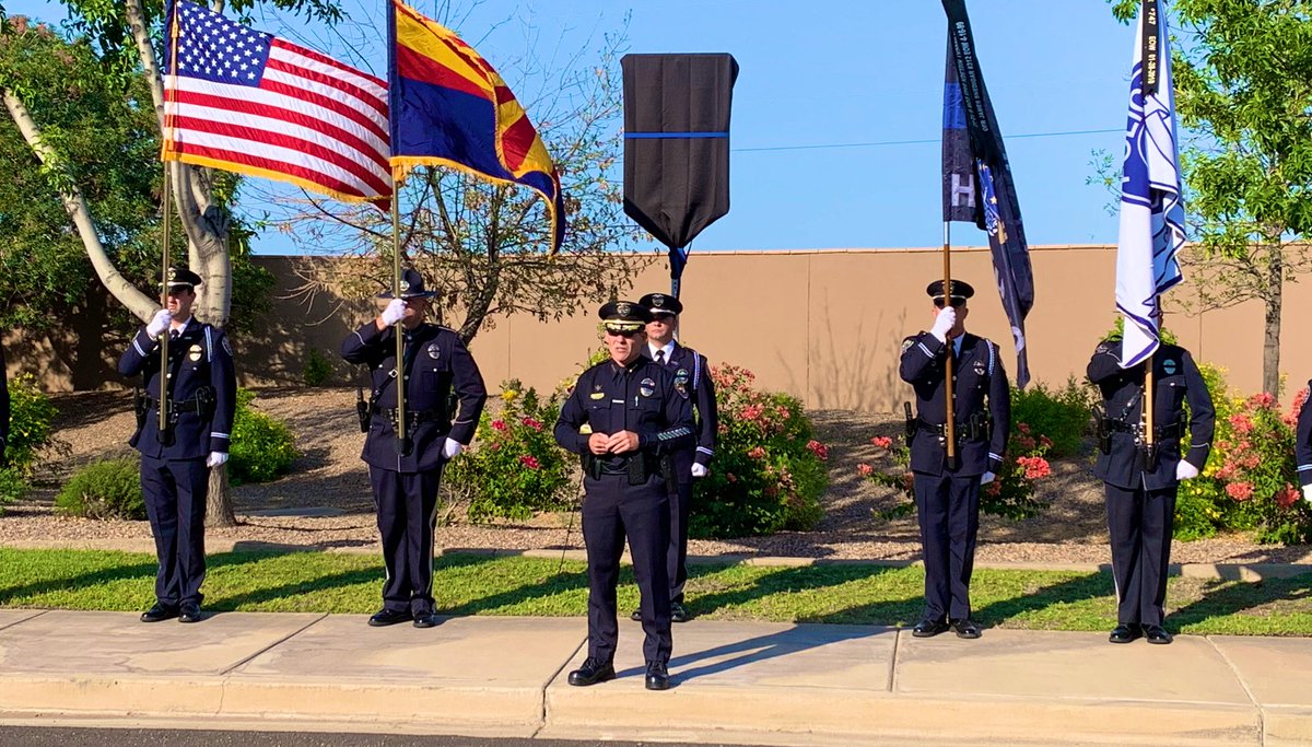 ChandlerPolice's tweet photo. Honoring fallen #ChandlerPD Ofc Chris Farrar this morning outside @santanford with an EOW sign. Special thanks to @GilbertPolice and @GilbertYourTown. #NeverForgotten #NeverForget https://t.co/A3FGvLEROq