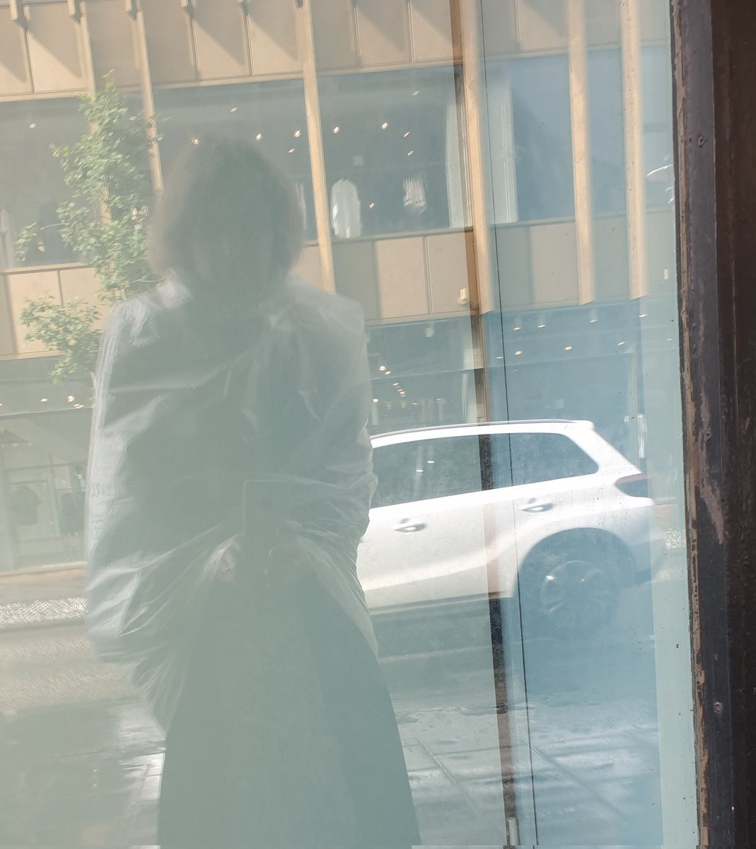 Fékk poka hjá versluninni Húrra á Hverfisgötu til ađ klæđast og komast aftur í vinnuna í dembunni í hádeginu. TAKK og velkomin sól!