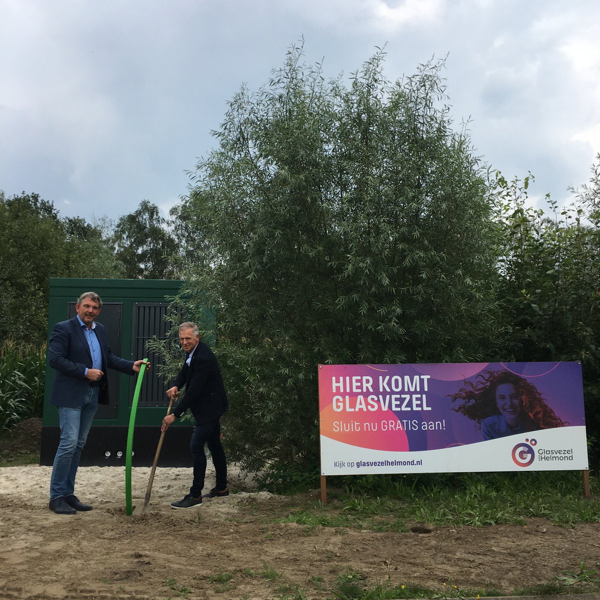 Op weg naar een robuuste en slimme digitale snelweg, samen met #GlasvezelHelmond. Eerste stap is gezet met de plaatsing van een glasvezelknooppunt, ook wel Point of Presence (PoP) genoemd. brainportsmartdistrict.nl/glasvezel-in-b…