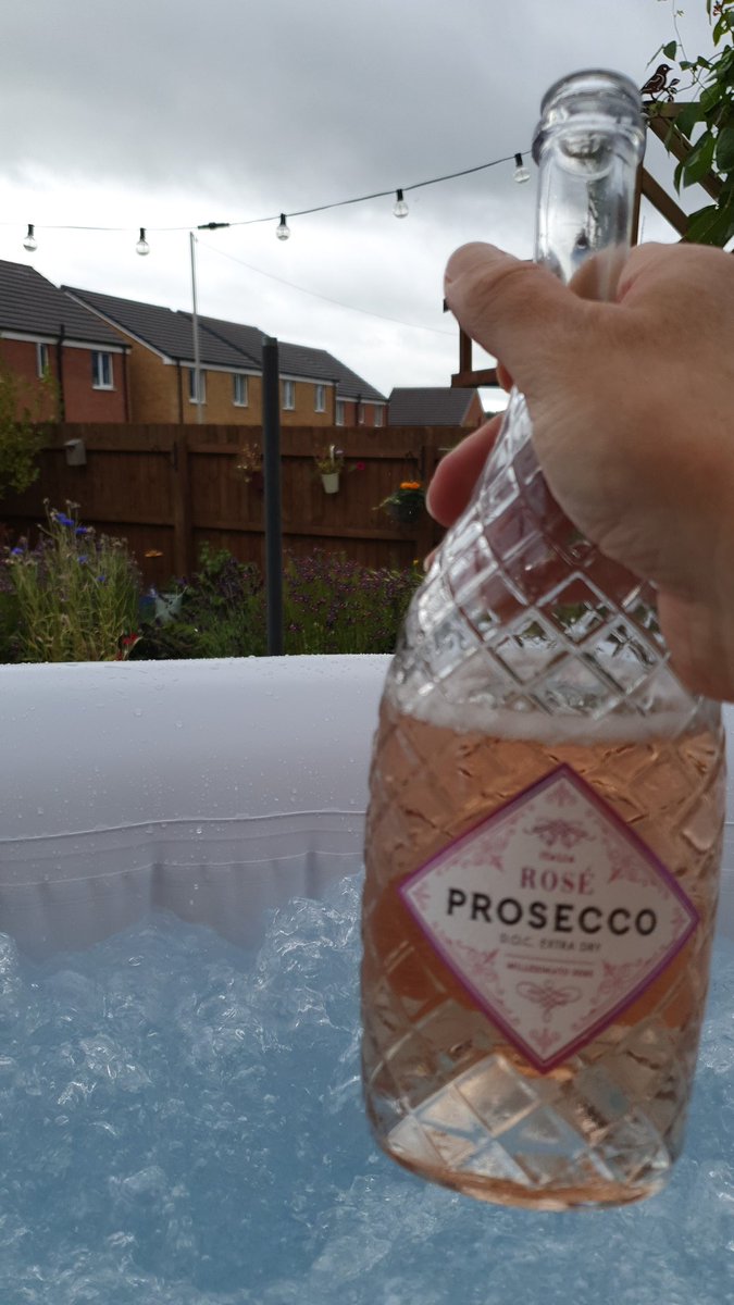 simonjcole78's tweet photo. Rest days done right! Chilling in the tub in the rain, with added bubbles!
#hottub #layzspa #prosseco #rainyday #restday #restdayfeels https://t.co/zAGXlZMbu2