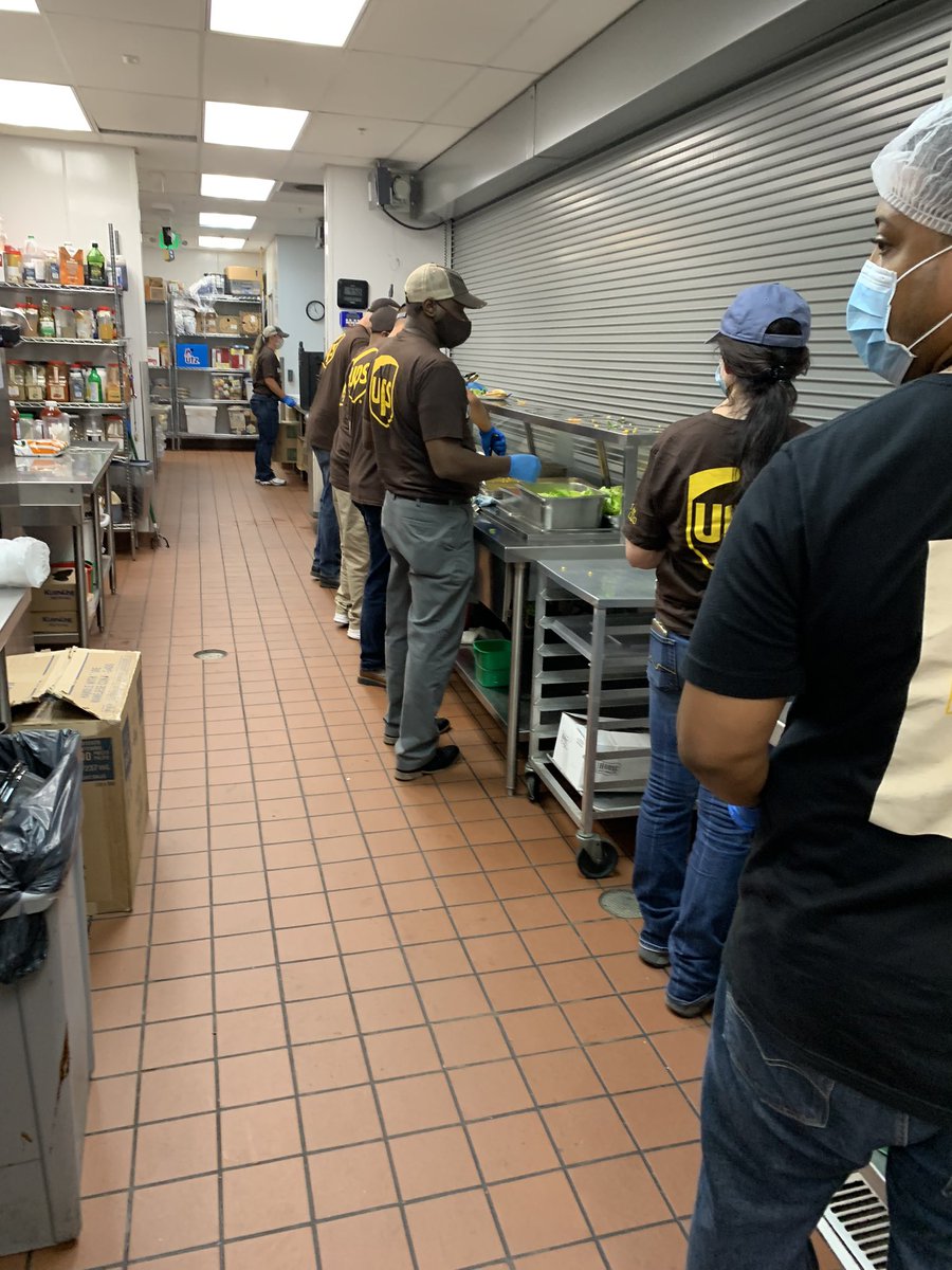 Awesome Community Event at the Lawrence St Food Kitchen in Downtown Denver. Served 192 meals with a smile 😃 <a href="/UPSers/">UPSers</a> @drdavisups <a href="/waringlester/">Waring Lester</a> @beckyb_ups