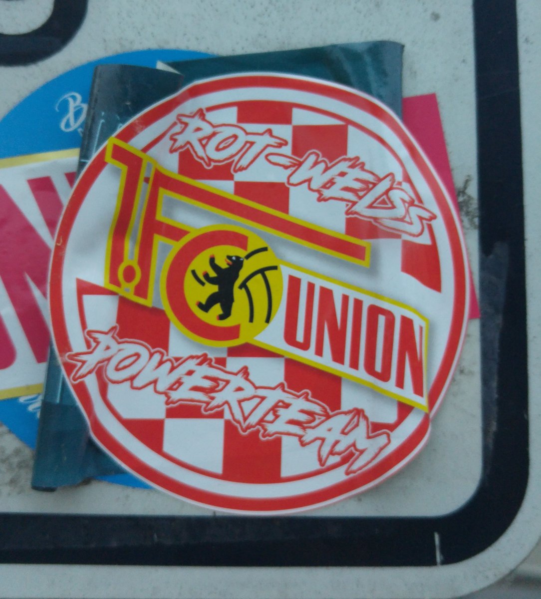 PolskiCalcioFan's tweet image. 32/n Neu. 'Rot-Weiss Powerteam', noch nie im Leben gesehen, 📸24.06.2021
/
33/n Alt. Mit #eisernunion, 📸19.07.2020
Beide sind eher rar.
#EiserneSticker und ja #StickerWars✌️