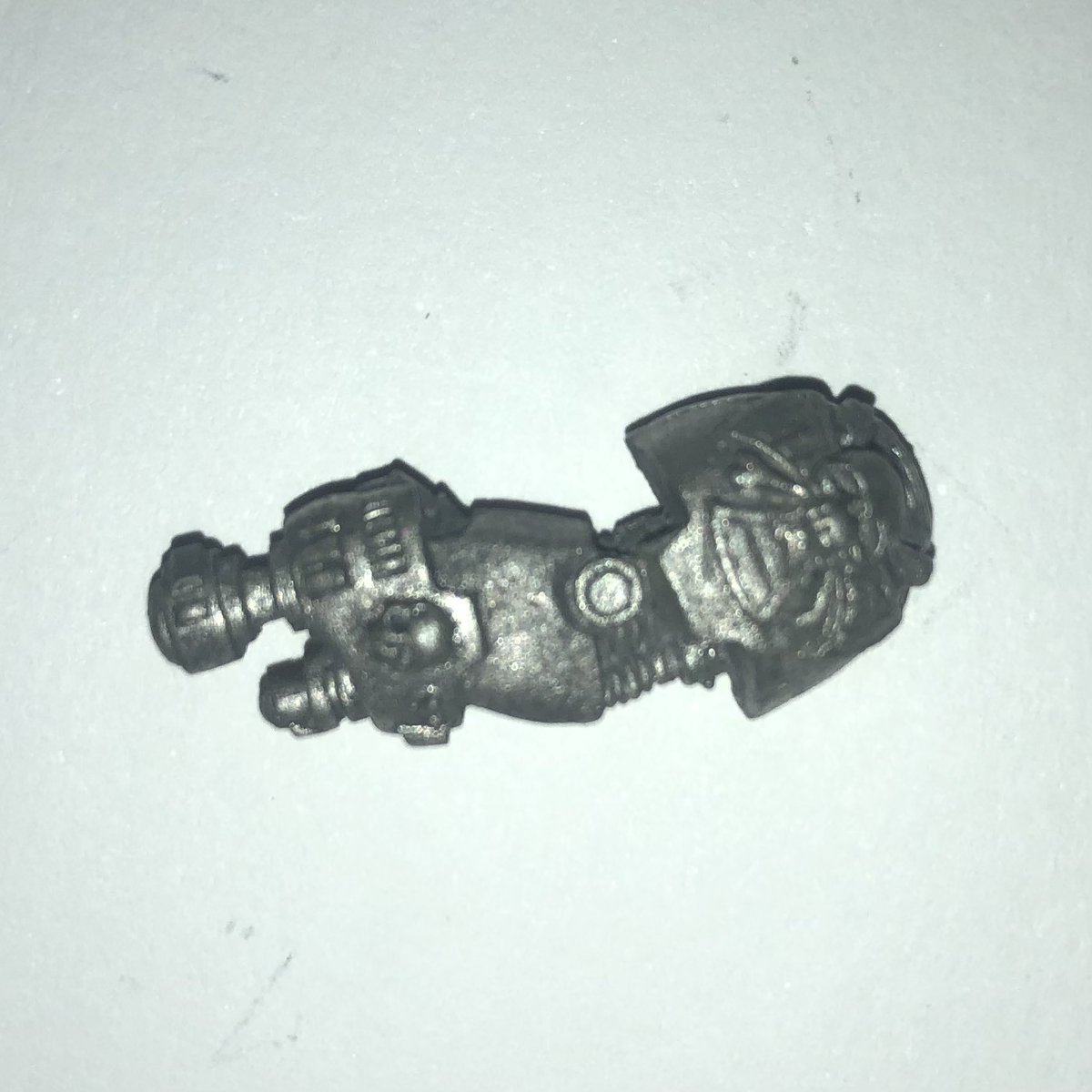 JonathanMerry1's tweet photo. Does anyone know what this weapon is? It’s from an old 1990s era Terminator. #oldhammer #spacehulk https://t.co/BNyR0zN9rd