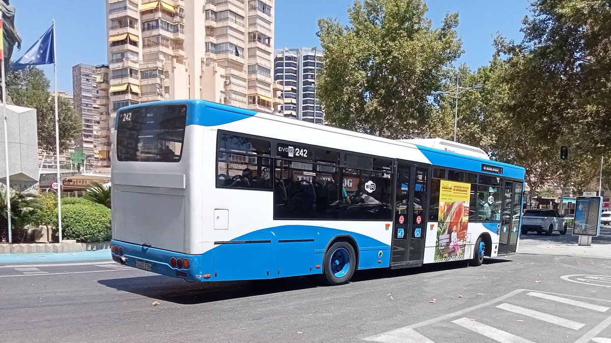 busbenidorm's tweet photo. Castrosua Cs40 SCANIA L94UB de Llorente bus  N⁰ 242 
Haciendo la Línea 01 Aqualandia 
Paso: Centro

Este bus procedía de la comunidad de Madrid [ empresa turística ] ( Ex-Etasa )
#llorentebus 
#Benidorm 
#castrosua 
#scania 
📍 Benidorm ( Alicante ) https://t.co/fiLWtOpnit