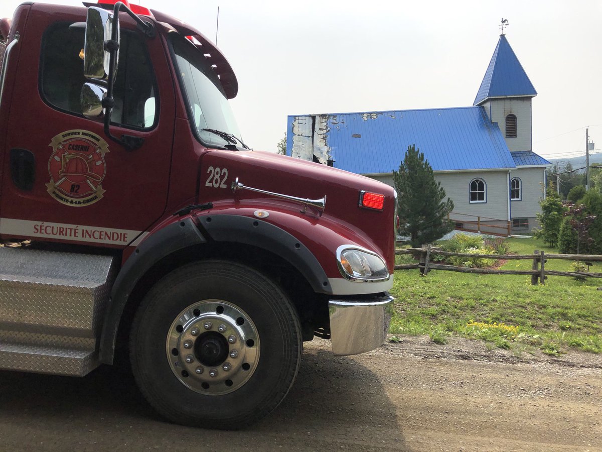 FVigneault_RC's tweet photo. On ignore pour l’instant ce qui est à l’origine du feu.  Le directeur du Service d’Incencie de Pointe-à-la-Croix-Matapédia-les-Plateaux, Pascal Martel, dit qu’il est trop tôt pour dire s’il s’agit d’un incendie accidentel ou criminel. #icinb https://t.co/zajp9Ojjbn