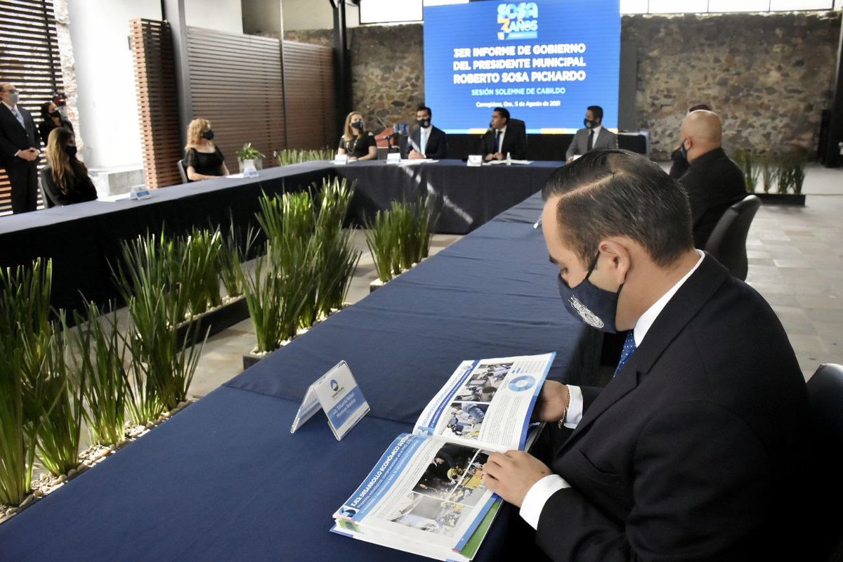 RobertSosaP's tweet photo. El día de hoy hice entrega de mi Tercer Informe de Gobierno al Ayuntamiento de Corregidora. Gracias a las regidoras y regidores por su trabajo y compromiso para hacer del municipio uno de los mejores lugares del país para vivir. #Corregidora #AvanzaContigo #OrgulloDeQro https://t.co/5y12qYHLVk
