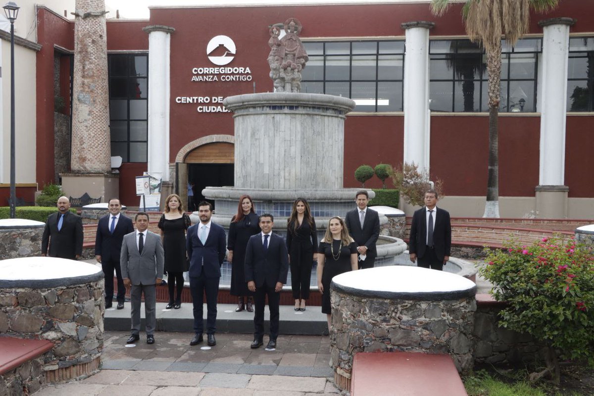 RobertSosaP's tweet photo. El día de hoy hice entrega de mi Tercer Informe de Gobierno al Ayuntamiento de Corregidora. Gracias a las regidoras y regidores por su trabajo y compromiso para hacer del municipio uno de los mejores lugares del país para vivir. #Corregidora #AvanzaContigo #OrgulloDeQro https://t.co/5y12qYHLVk
