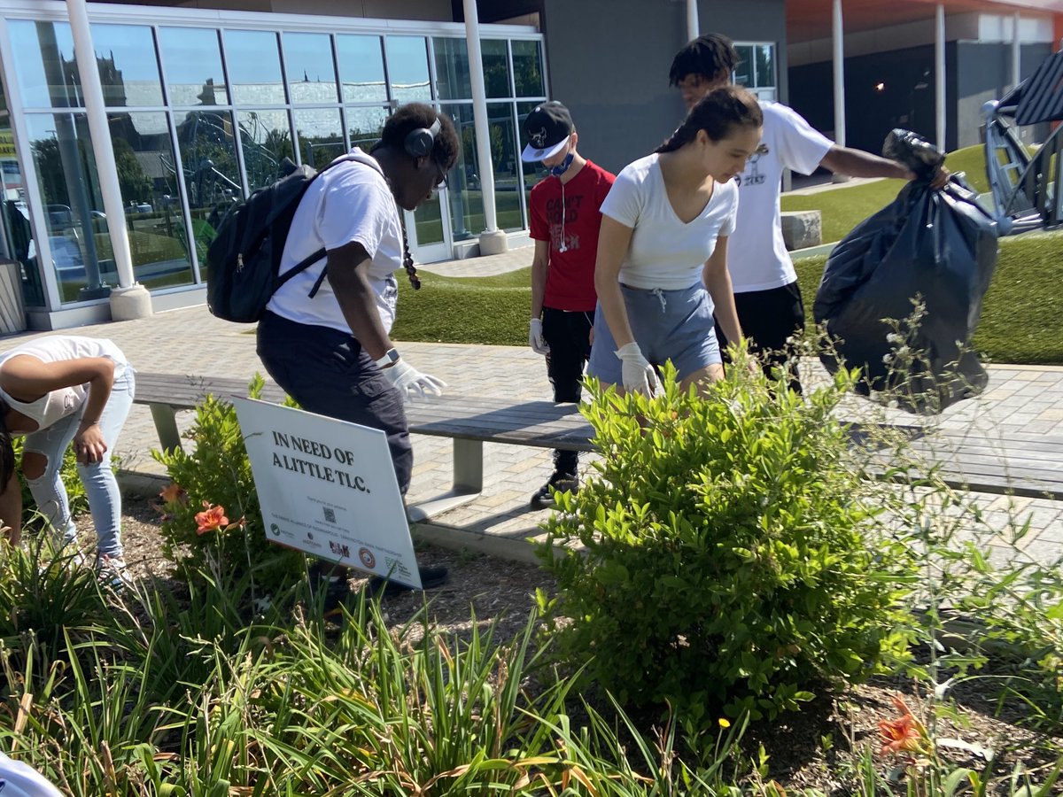 Shortridge's tweet image. @Shortridge #SHSdayofservice  at Tarkington park working with @MLKCenterIndy helping make our community parks beautiful! ⁦@ProactIndy⁩ ⁦@IndyParksandRec⁩