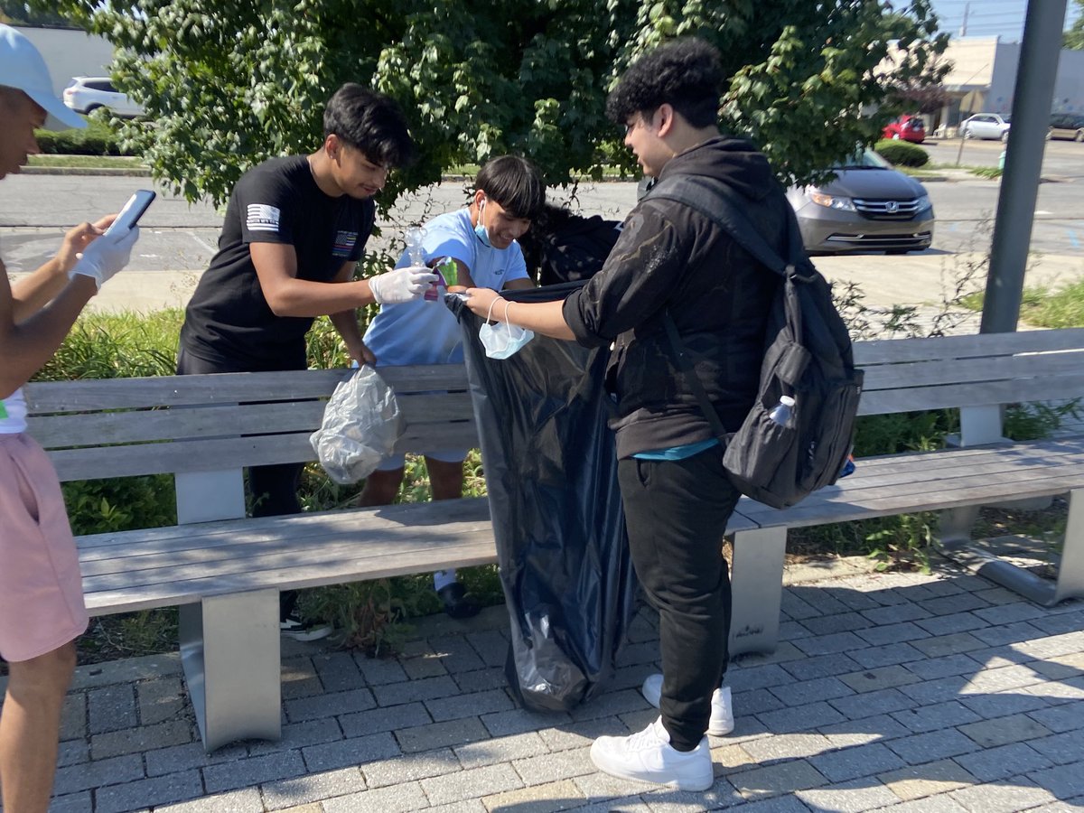 Shortridge's tweet image. @Shortridge #SHSdayofservice  at Tarkington park working with @MLKCenterIndy helping make our community parks beautiful! ⁦@ProactIndy⁩ ⁦@IndyParksandRec⁩