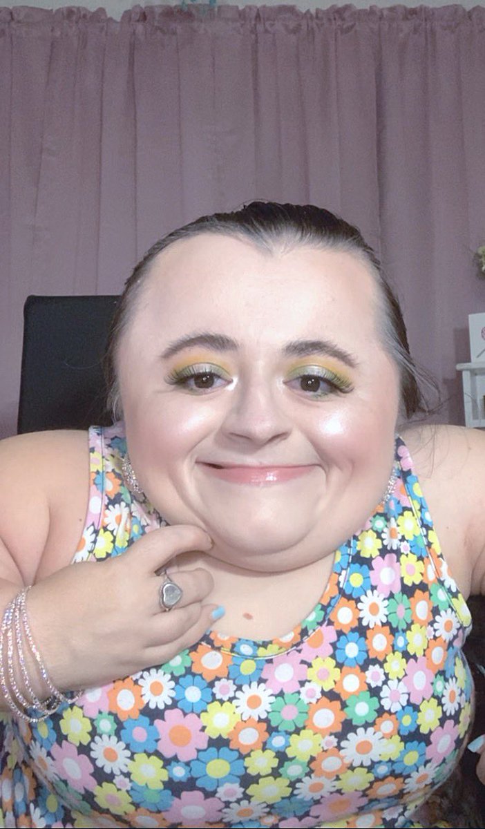 Makeup_Hannah15's tweet photo. Green 💚 & yellow 💛 halo 😇 eyes! 👀 #motd💄 #ootd💕 #greeneyeshadow #yelloweyeshadow #haloeyeshadow #nudelipcolor #boldlashes #makeupismypassion https://t.co/uJGx8qeo0k