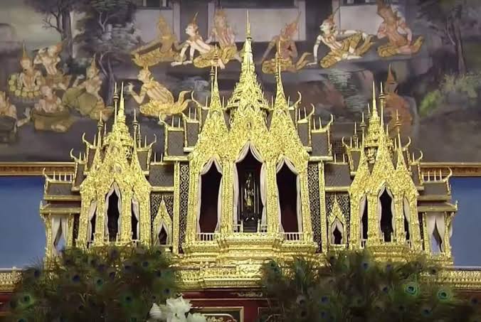 พวกหล่อนคิดว่าที่ประดิษฐานพระสยามเทวาธิราชนี่มืดมะ ดวยความที่นางองค์จิ๋วเท่าศอก แล้วก็ยังต้องประทับในพลับพลา(เราไม่รู้ว่าเรียกที่ประทับว่าอะไร) แต่คือมืดไหมละ #ราษเปซ