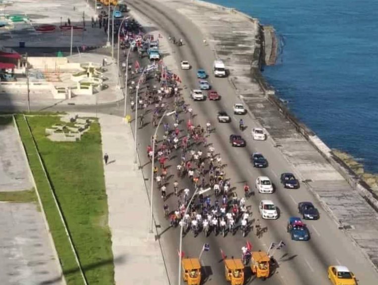 La dictadura cubana convocó esta mañana una marcha en apoyo a la revolución. Esta fue toda la gente que asistió. Ya están en las últimas. #SOSCuba 🇨🇺