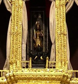 พระสยามเทวาธิราช ที่ในนั้นอาจจะเป็นผีของตระกูลนั่นเอง และผีคือไม่ชอบที่สว่างจะอยู่ที่มืด และไม่เคยเอาออกมาเลย เพราะถ้าออกมาตรงแสงเพราะผีไม่ชอบ // มืดจริงอีสัส 

#คณะราษเปซ